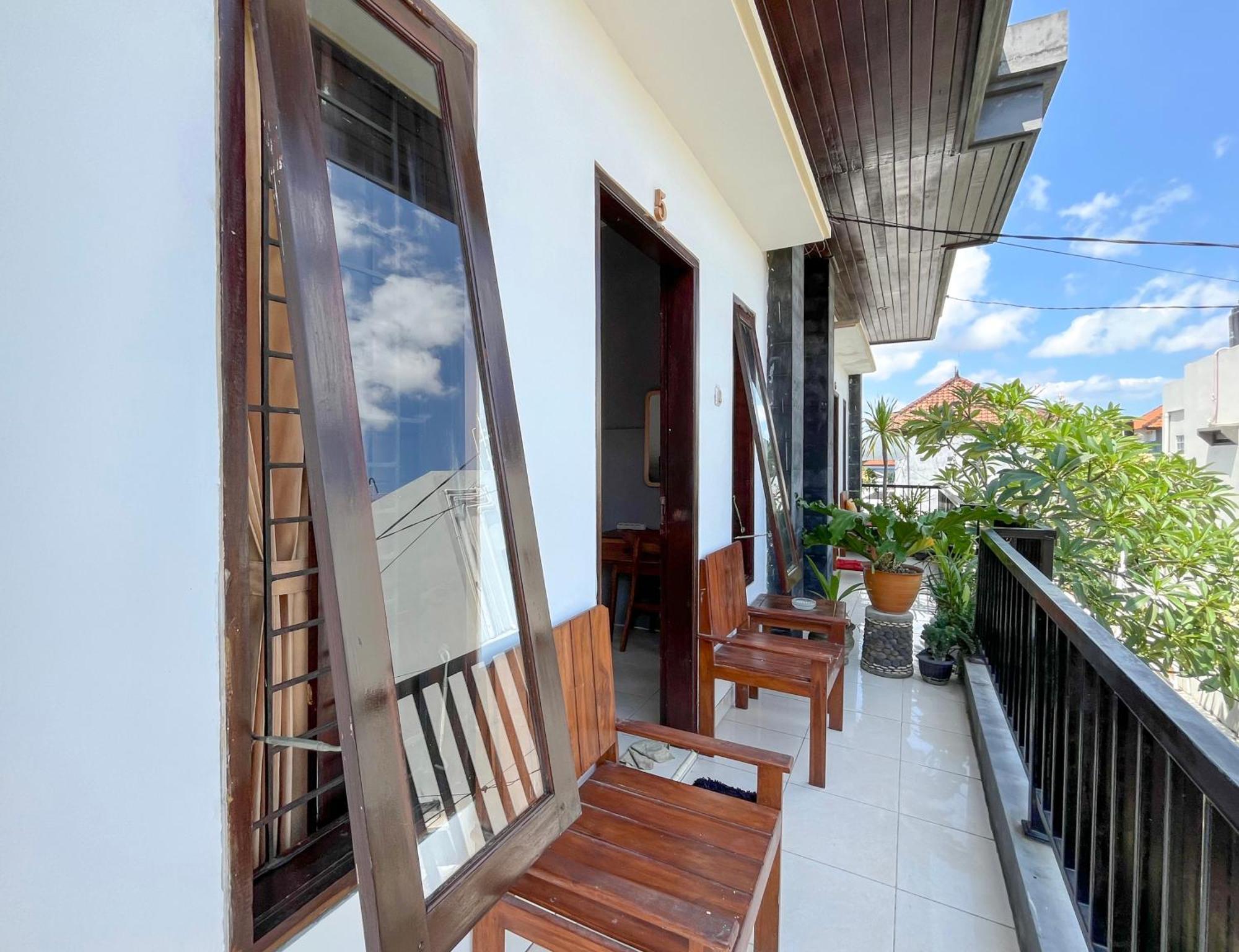 Adi Surya Guest House 塞米亚克 外观 照片